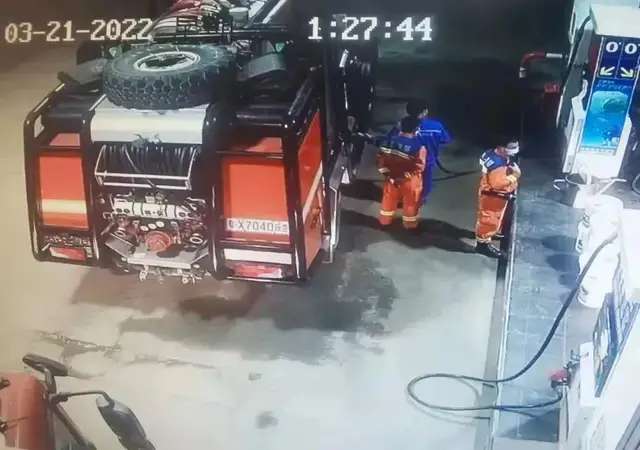 东航空难搜救，加油站争分夺秒！-6.jpg