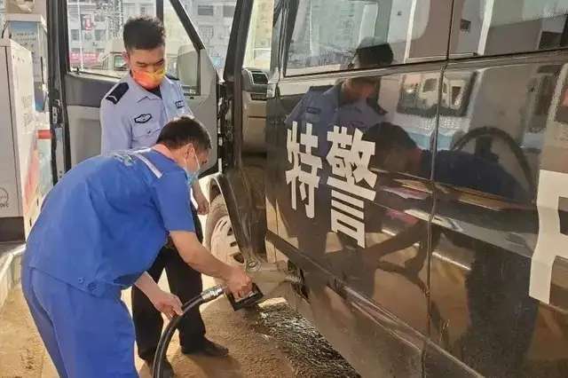 东航空难搜救，加油站争分夺秒！-9.jpg