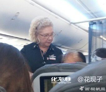 美国际航班上老太太“空姐”-1.jpg