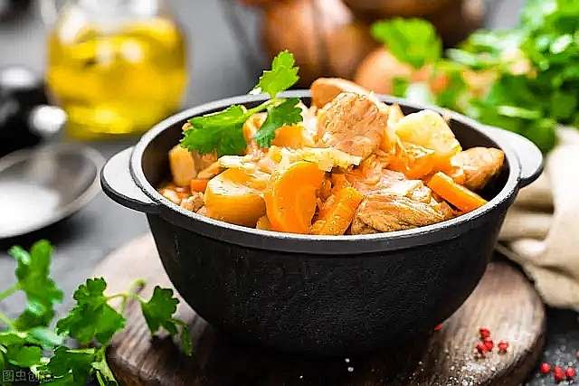 【羊肉烧土豆胡萝卜】添入热水大火煮沸，改小火炖1小时左右。-1.jpg