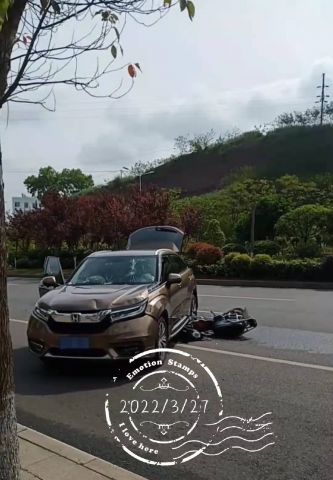 吓人！富顺两学生骑着无牌的电动车跟正常行驶的小车相撞-1.jpg