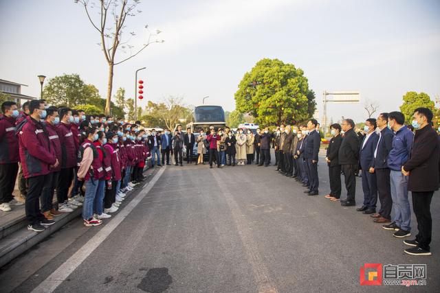 出发！自贡20名医务人员支援上海-3.jpg