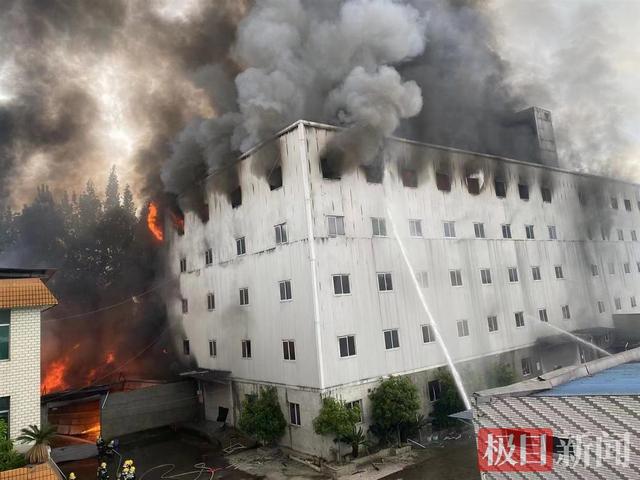 成都一仓库失火4层高彩钢房垮塌，明火已扑灭无人伤亡-1.jpg