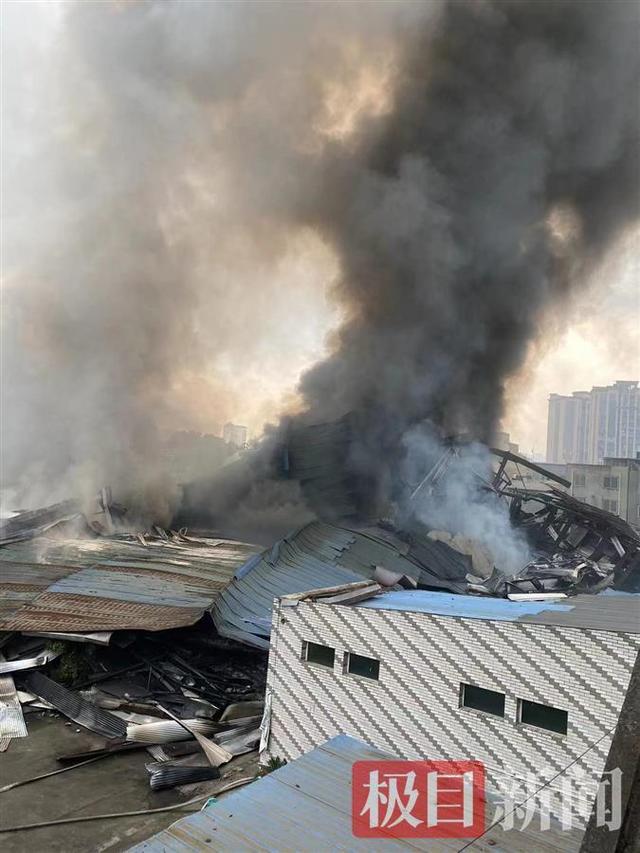 成都一仓库失火4层高彩钢房垮塌，明火已扑灭无人伤亡-2.jpg