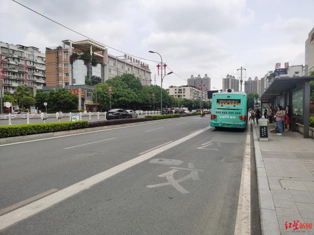 4月15日起：除早晚高峰期，自贡城区公交专用道允许社会车辆通行-1.jpg