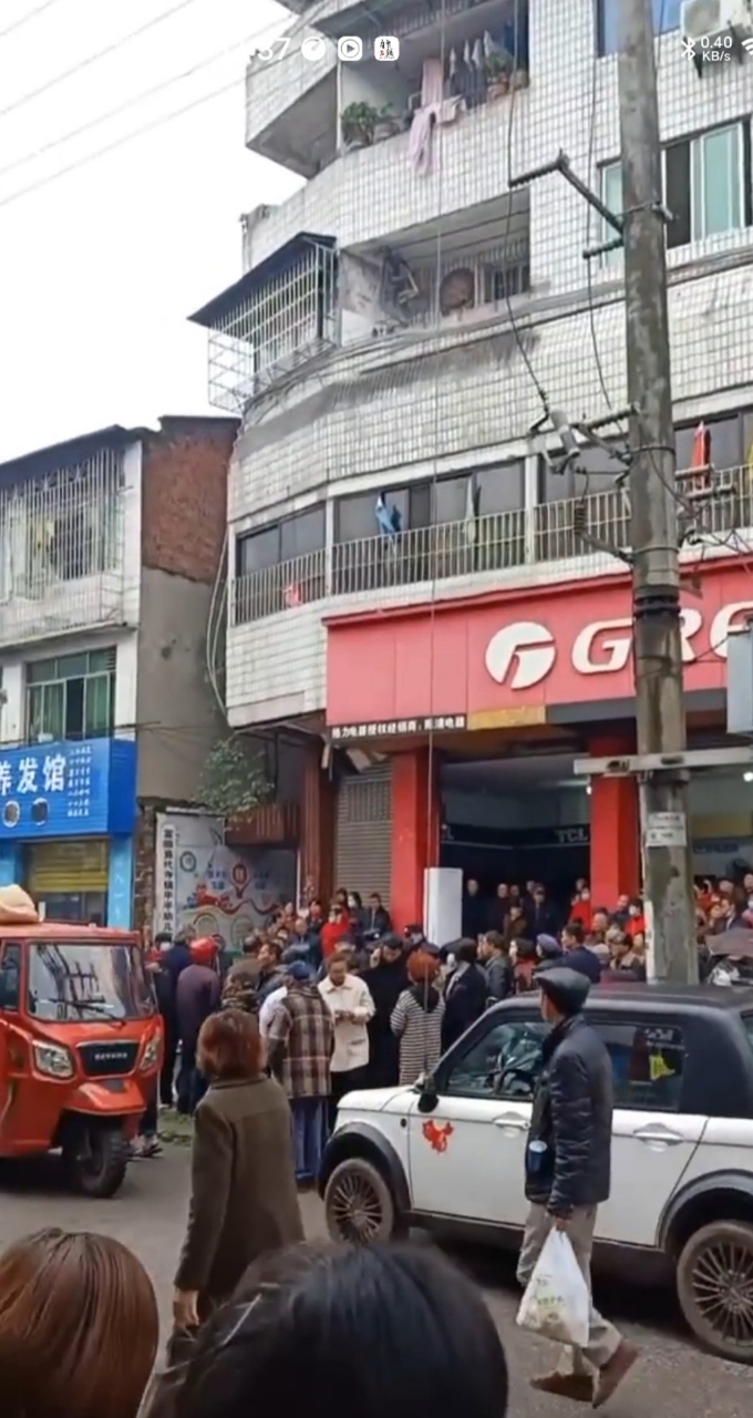 代寺镇1人4楼窗外凉衣服坠楼身亡-1.jpg