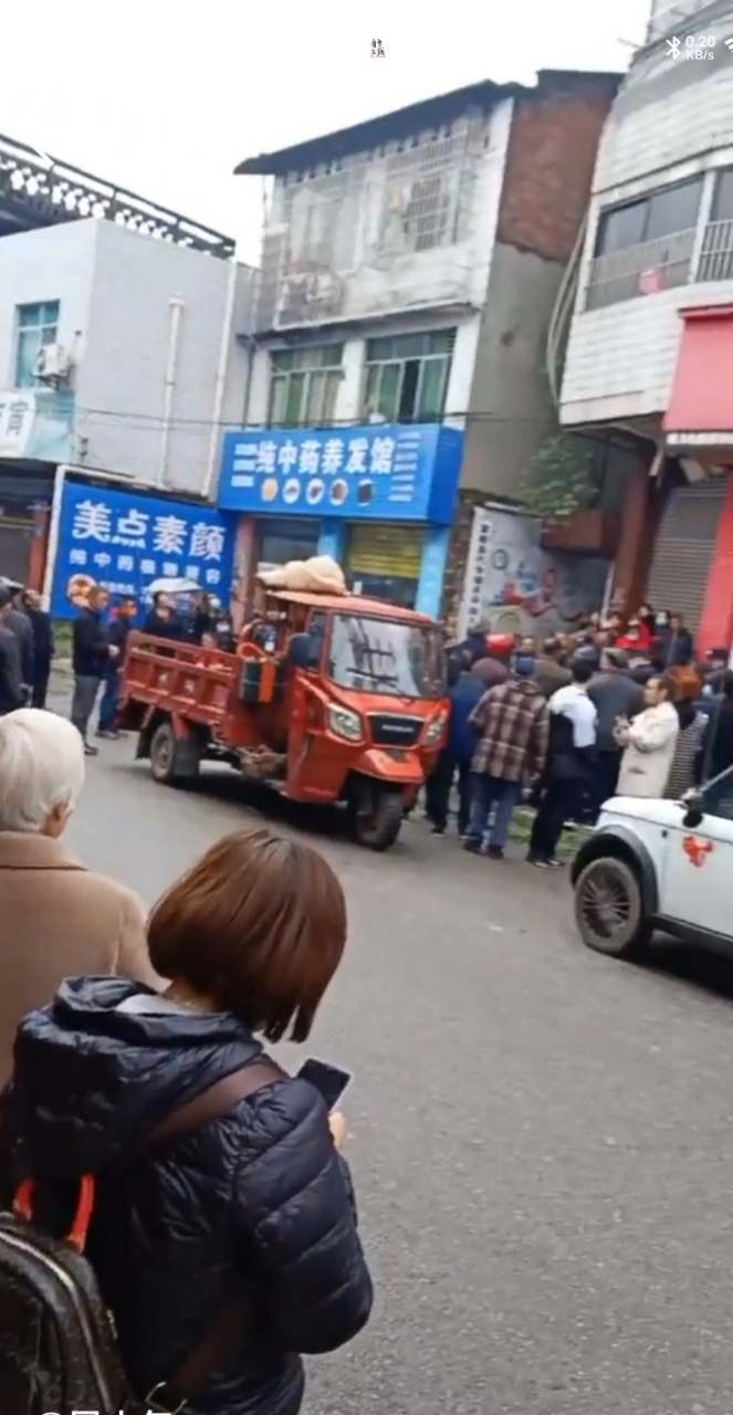 代寺镇1人4楼窗外凉衣服坠楼身亡-2.jpg