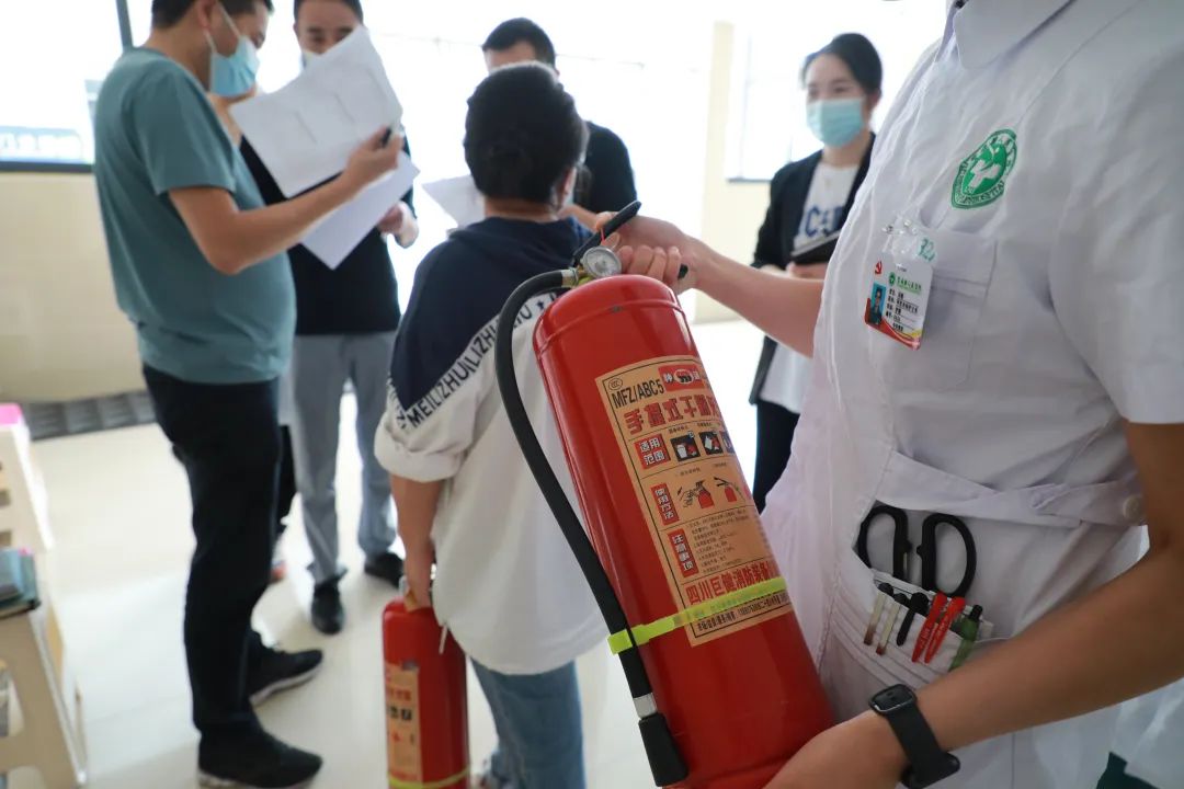 守护生命“救”在身边——富顺县人民医院开展三甲创建三基技能大练兵-4.jpg