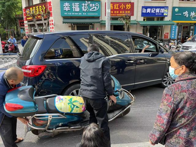 富顺！这个路口发生一起私家车与两轮电瓶车事故……-3.jpg