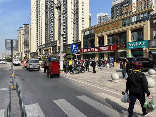 富顺！这个路口发生一起私家车与两轮电瓶车事故……-4.jpg