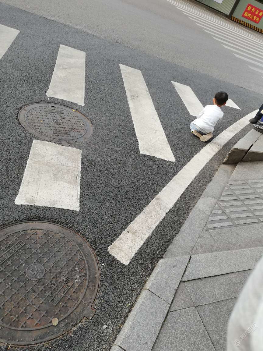 带小娃儿等红绿灯的家长请注意！-1.jpg