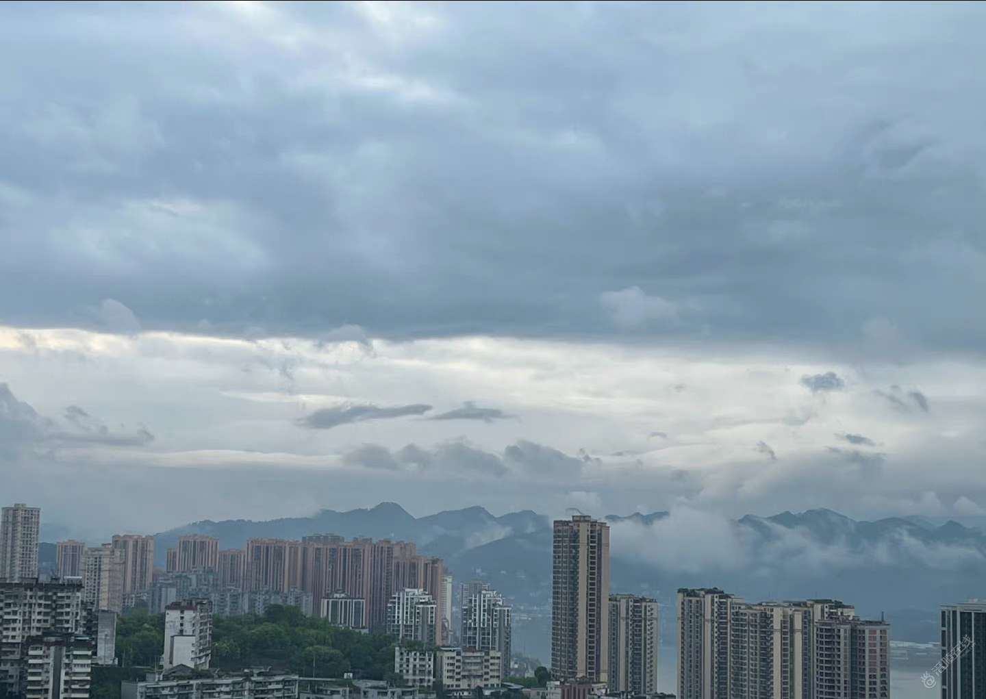 黑云压城城欲摧！昨晚你有没有被打醒-1.jpg
