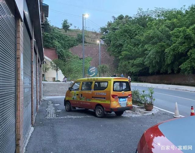 啥情况？富顺玛瑙山隧道周边人行道竟变成“停车场”？！-1.jpg