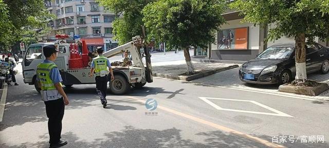 啥情况？富顺玛瑙山隧道周边人行道竟变成“停车场”？！-3.jpg