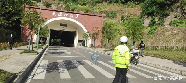 啥情况？富顺玛瑙山隧道周边人行道竟变成“停车场”？！-5.jpg