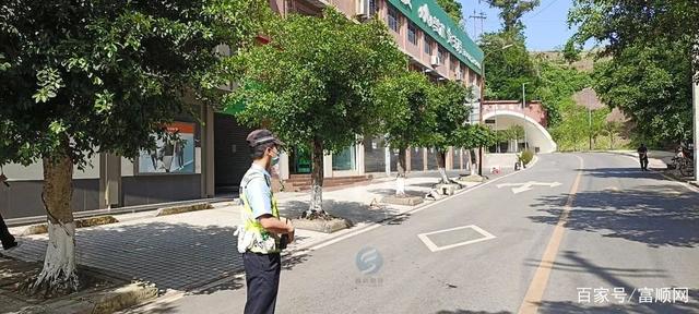 啥情况？富顺玛瑙山隧道周边人行道竟变成“停车场”？！-6.jpg