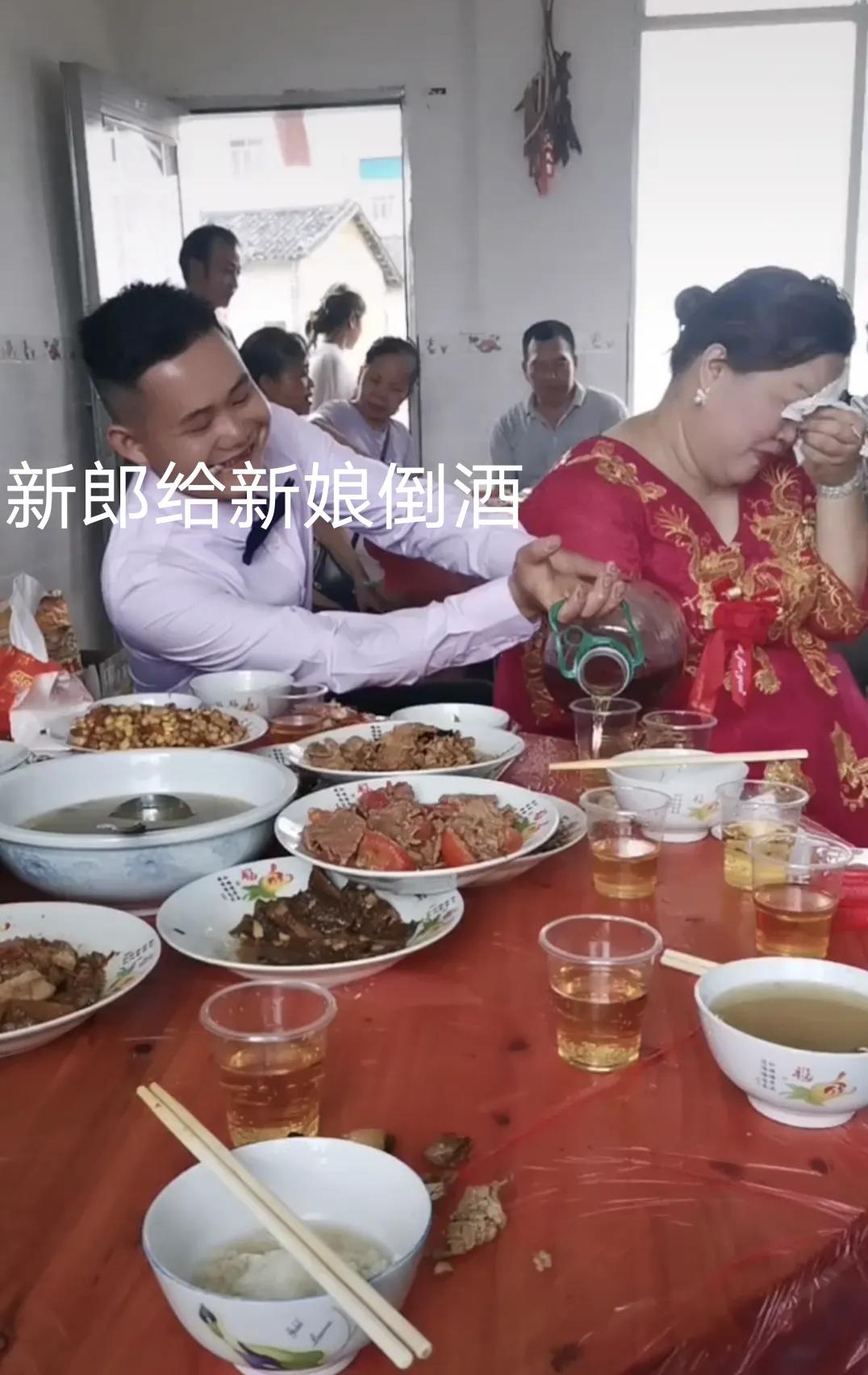 够豪放！广西女子大婚当天和男亲友划拳喝酒忙，新郎全程微笑陪同-5.jpg