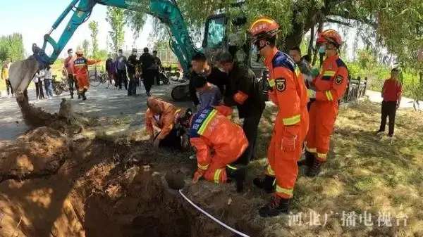 10岁哥哥倒吊下井勇救2岁弟弟-1.jpg