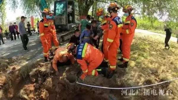 10岁哥哥倒吊下井勇救2岁弟弟-2.jpg