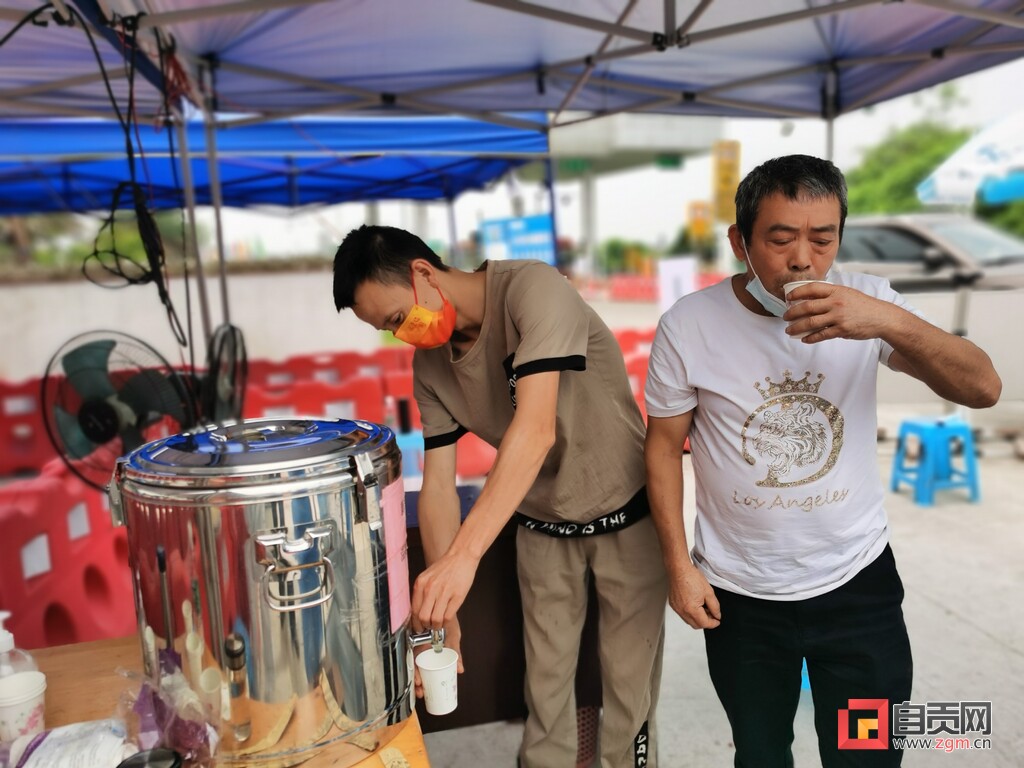 暖心！我市在高速路口提供中药“大锅汤”服务-1.jpg
