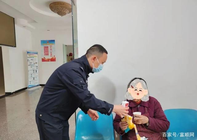 富顺一年近八旬老人走失4天4夜，民警在河边发现……-1.jpg