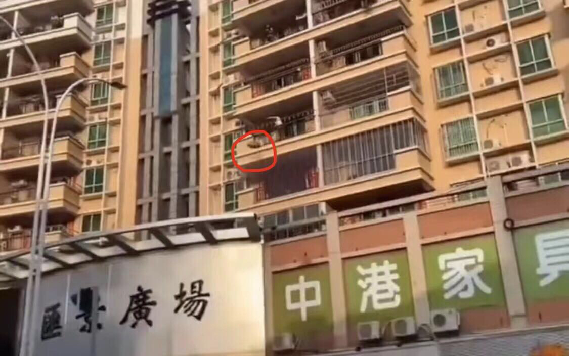 广东一女子从5楼往下扔煤气罐，社区：患抑郁症，已被警方带走-2.jpg
