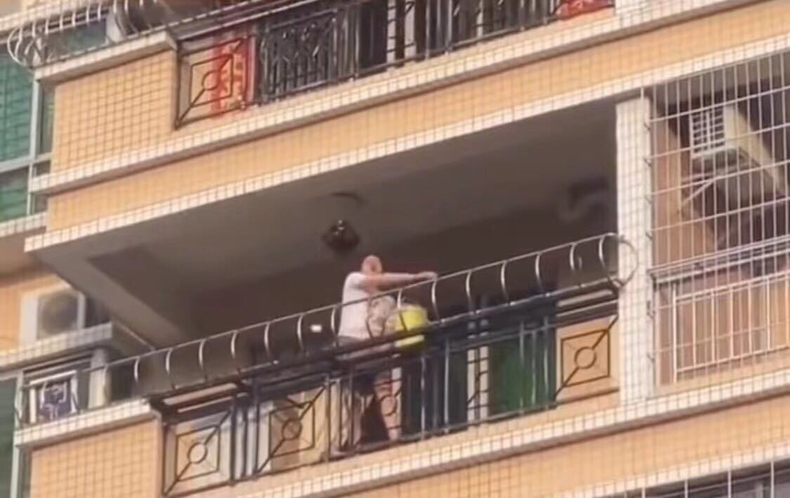 广东一女子从5楼往下扔煤气罐，社区：患抑郁症，已被警方带走-3.jpg