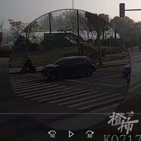 月入三四万！这伙人专挑20万元以下的私家车下手，司机开车时都有同一个动作-2.jpg