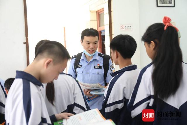 自贡警方走进校园为学生办理二代身份证-1.jpg