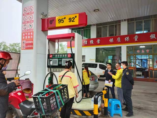 重拳出击！自贡市市场监管局开展加油站突击检查-2.jpeg