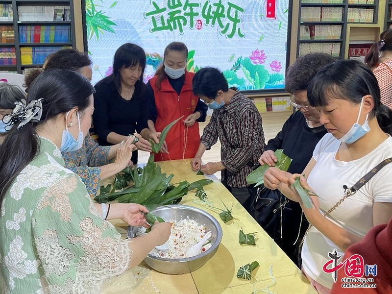 自流井：檀木林社区开展“香飘万粽 端阳传情”包粽子新时代文明实践活动-1.jpg