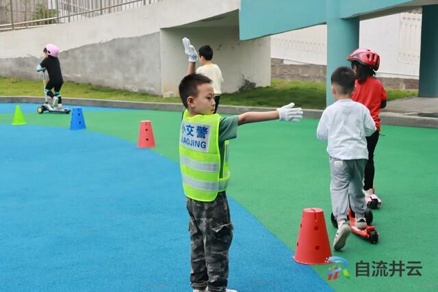 “滑”样新翻自贡市市级机关幼儿园中班年级交通游戏日-4.jpg