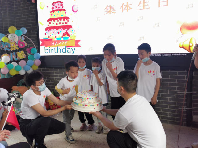 富顺“杨梅姐姐”为30名留守儿童过集体生日 曾是留守儿童如今致力服务留守对象-1.jpg