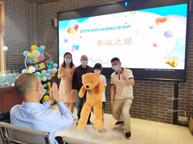 富顺“杨梅姐姐”为30名留守儿童过集体生日 曾是留守儿童如今致力服务留守对象-2.jpg