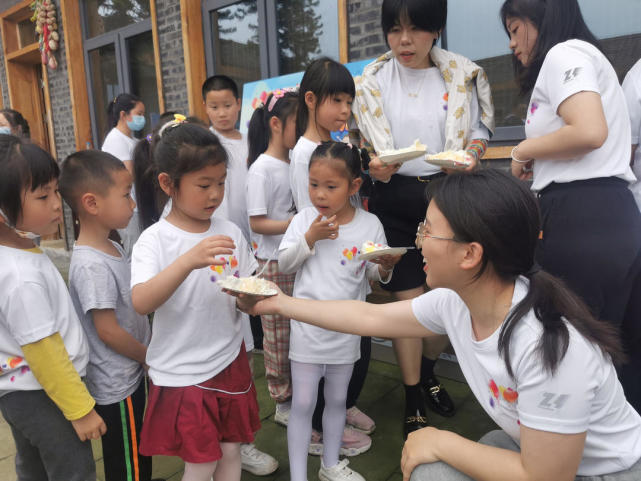 富顺“杨梅姐姐”为30名留守儿童过集体生日 曾是留守儿童如今致力服务留守对象-3.jpg