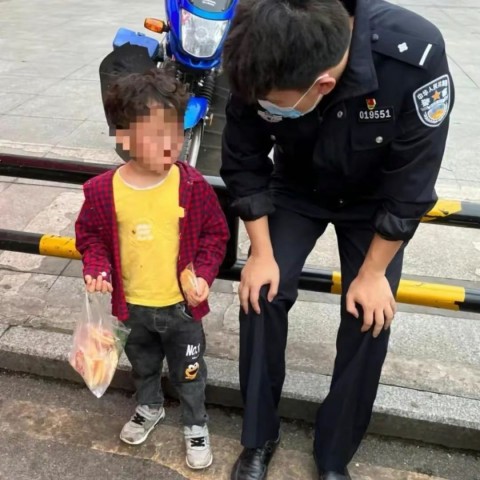 赞！自贡民警火速找回走失小孩！母子抱头痛哭-1.jpg