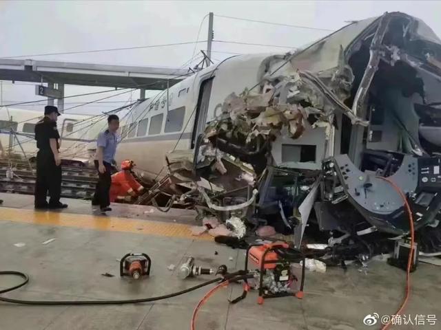 突发！贵州一动车撞上泥石流脱线，司机不幸死亡-4.jpg