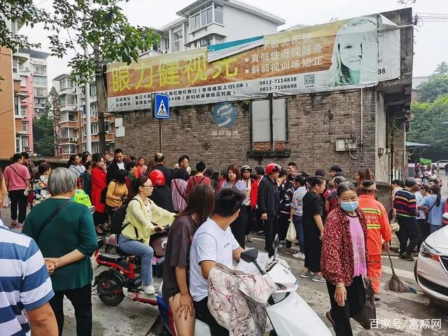 家长怒掀摊位！富顺一小学门口竟有人摆摊“用手机换仓鼠”……-1.jpg