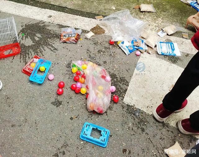 家长怒掀摊位！富顺一小学门口竟有人摆摊“用手机换仓鼠”……-2.jpg