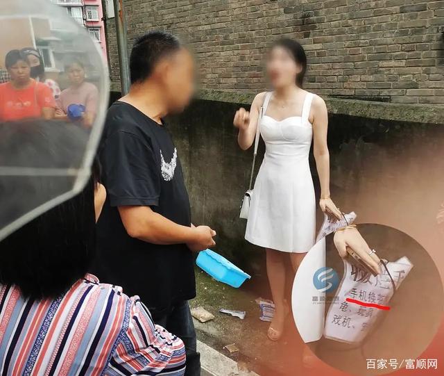 家长怒掀摊位！富顺一小学门口竟有人摆摊“用手机换仓鼠”……-3.jpg
