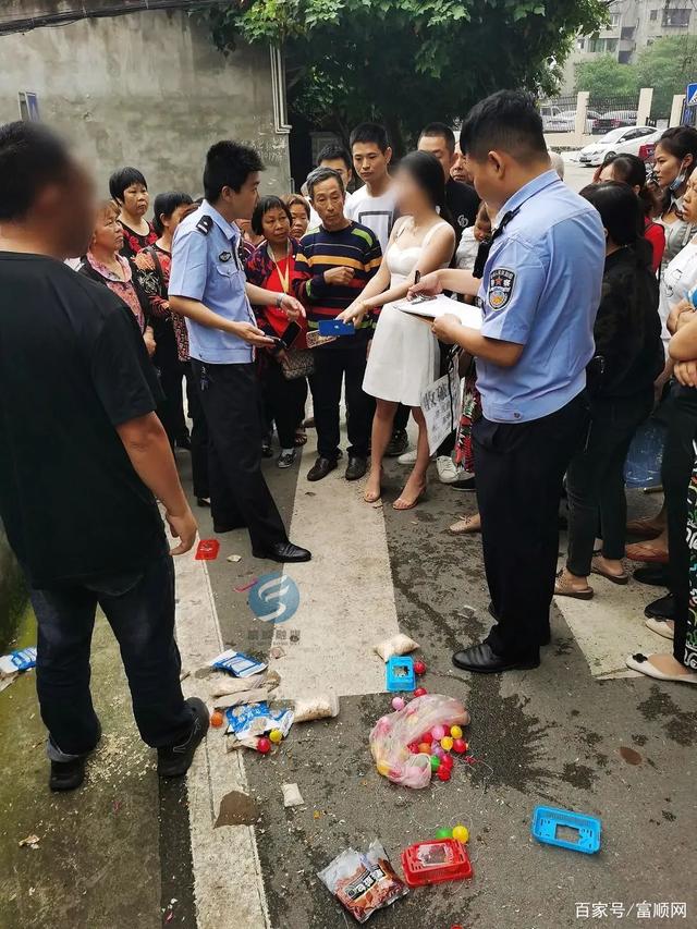 家长怒掀摊位！富顺一小学门口竟有人摆摊“用手机换仓鼠”……-4.jpg