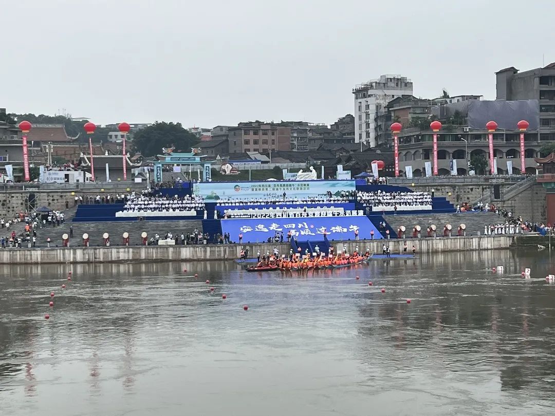 盛况空前！富顺沱江多支龙舟激烈竞赛-2.jpg