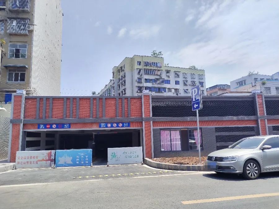 好消息！富顺黄桷树新建的停车场即将投入使用-2.jpg