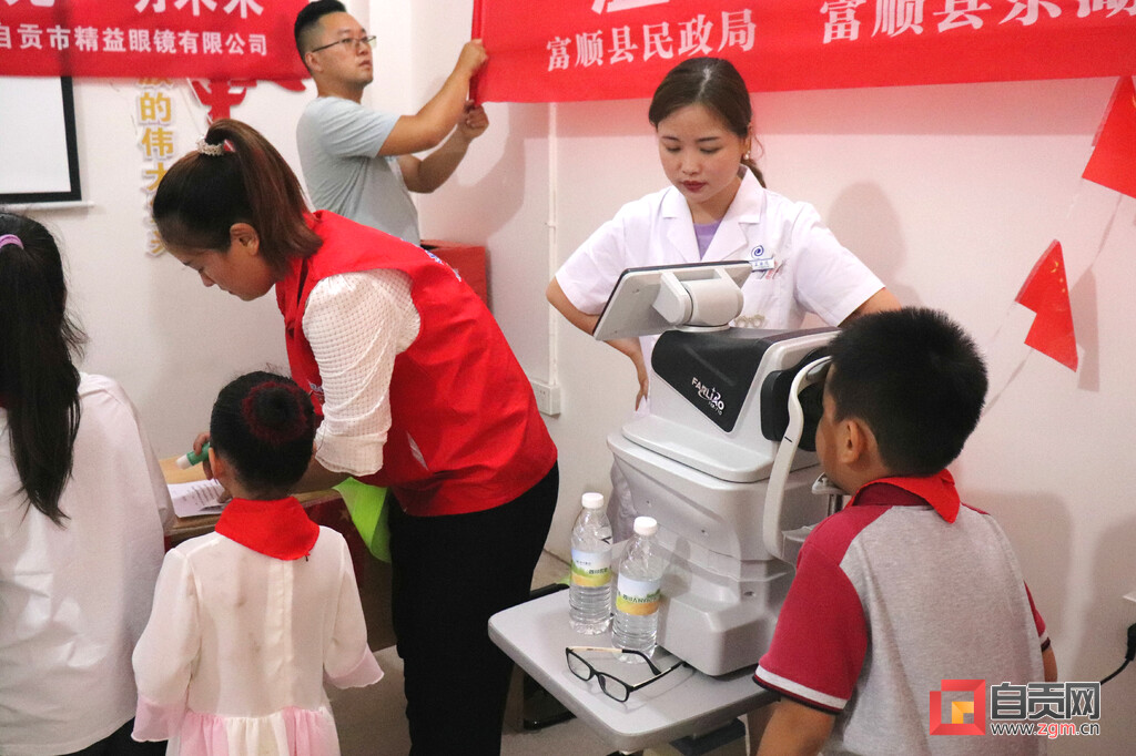 富顺县关工委举行“全国爱眼日”宣传活动-1.jpg