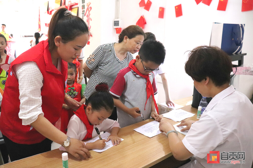 富顺县关工委举行“全国爱眼日”宣传活动-2.jpg