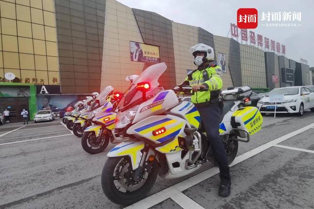 自贡“盐都铁骑”机动灵活为高考考生提供服务-2.jpg