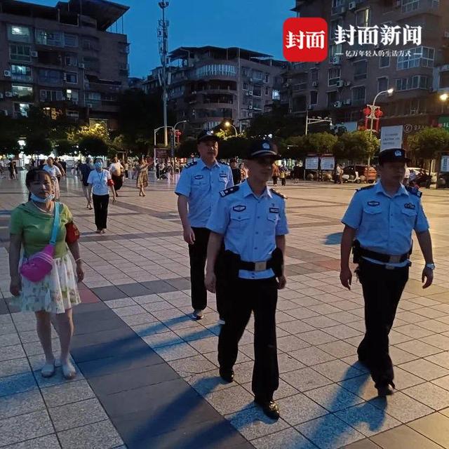 自贡“盐都铁骑”机动灵活为高考考生提供服务-4.jpg