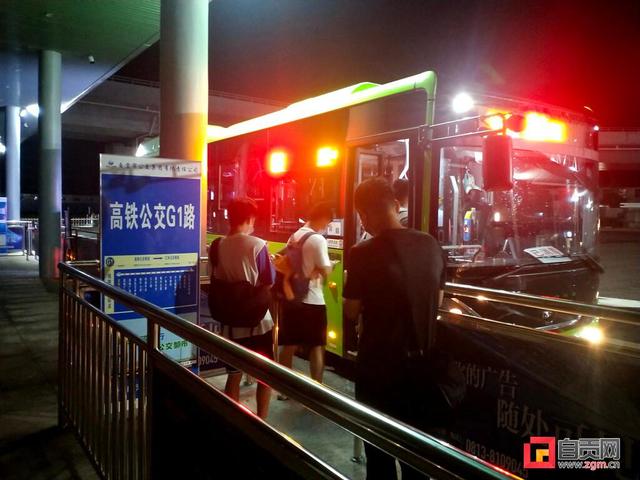 高铁自贡站：贴心服务 温暖旅客回家路-1.jpg