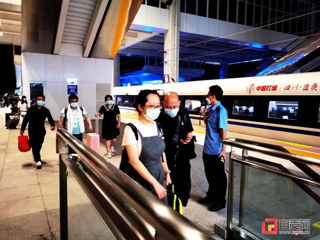 高铁自贡站：贴心服务 温暖旅客回家路-2.jpg