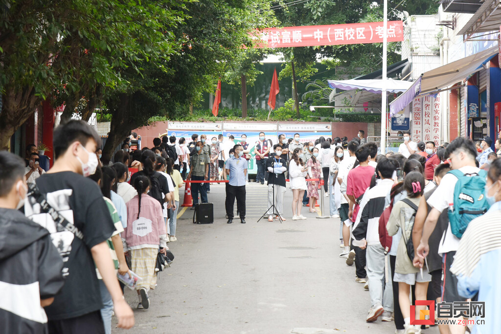 滚动更新｜加油！今日，自贡14814名考生迎战高考-4.jpg